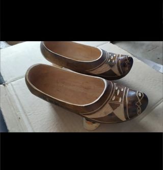 Zuecos de madera decorativos hechos a mano