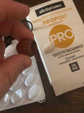 Ciondolo Bacca in legno con Runa di ptotezione