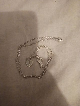 Cadena y colgante de plata.