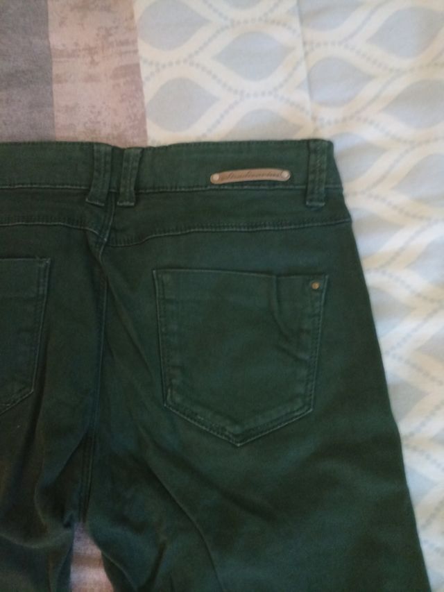 Jeans verde Stradivarius talla 36