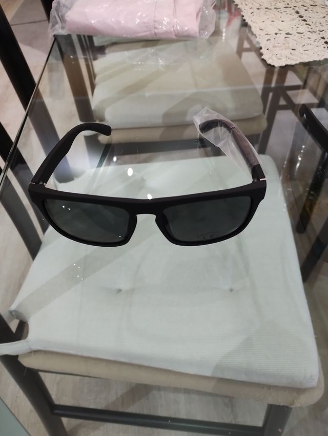 Occhiali da sole nuovi modello sportivo