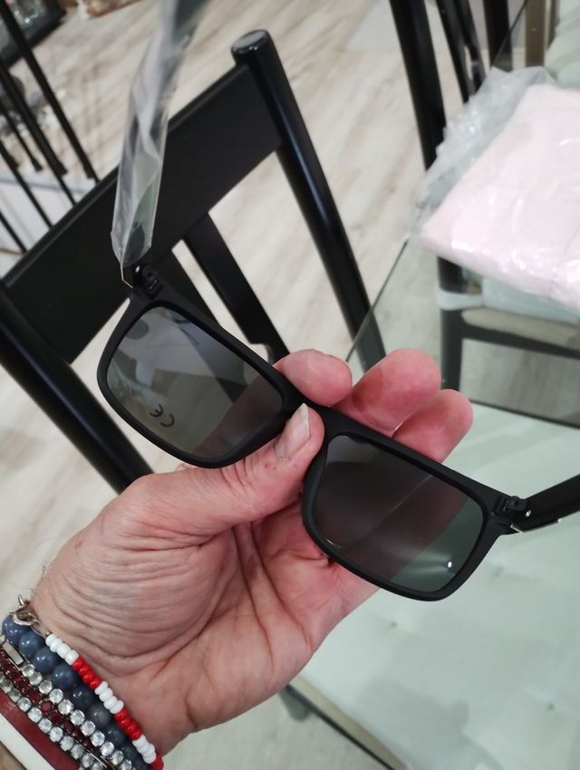 Occhiali da sole nuovi modello sportivo