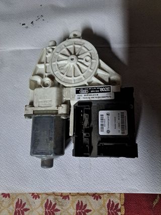MOTOR ELEVALUNAS DELANTERO DERECHO 