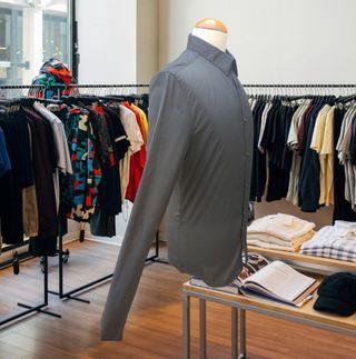 Camisa negra caballero H&M