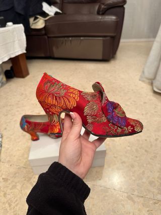 Traje de fallera rojo de niña