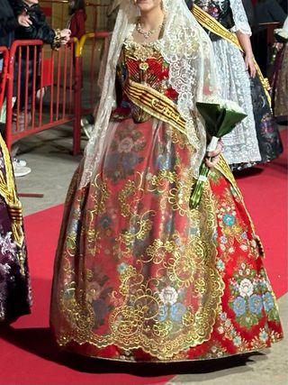 Traje de fallera rojo de niña