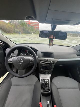 Opel Astra GTC AVERIADO
