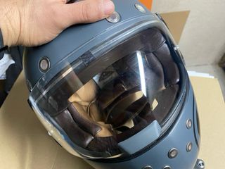 Casco y guantes para moto