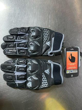 Casco y guantes para moto