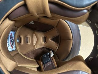 Casco y guantes para moto