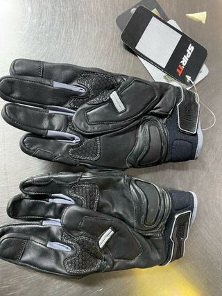 Casco y guantes para moto