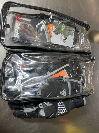 Casco y guantes para moto