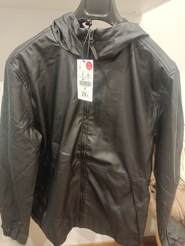 Cazadora Engomada Capucha Hombre