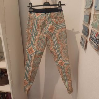 Pantalón pitillo estampado, multicolor