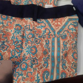 Pantalón pitillo estampado, multicolor