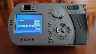 CAMARA DE FOTOS DIGITAL SONY CYBER-SHOT DSC-P32