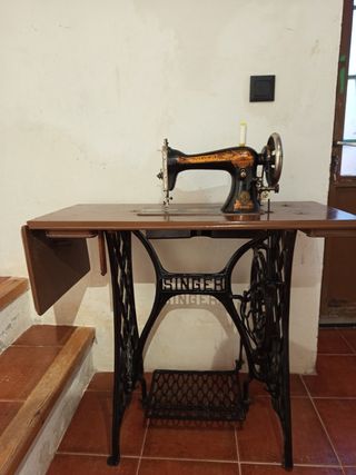 Maquina de coser marca SINGER