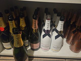 Bottiglie vuote champagne 