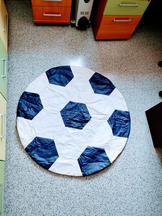 Alfombra balon futbol piel acolchada morado blanco