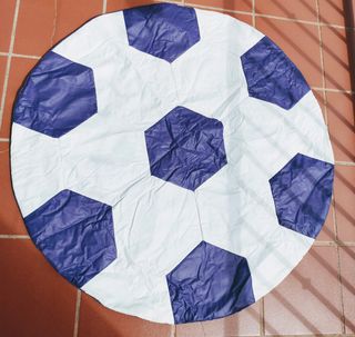 Alfombra balon futbol piel acolchada morado blanco