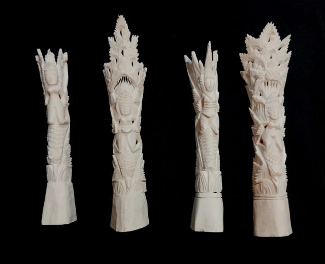 Set di statuette in osso