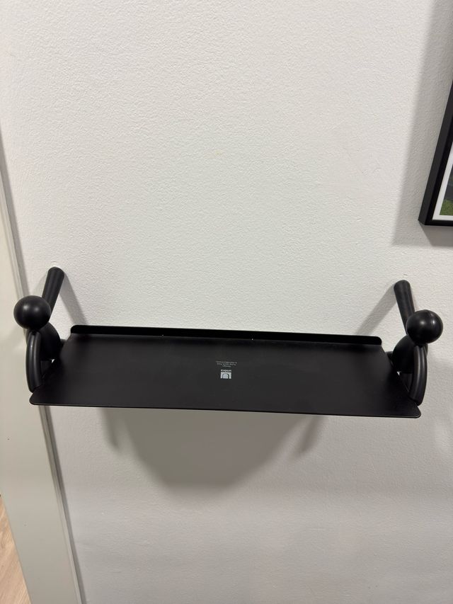 Estante negro con muñecos