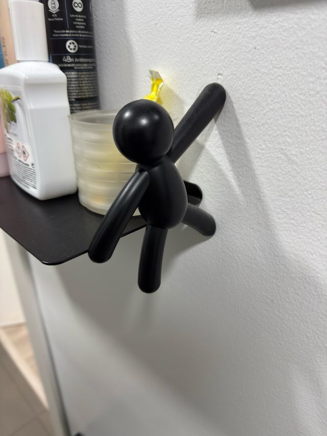 Estante negro con muñecos