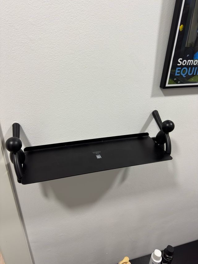 Estante negro con muñecos