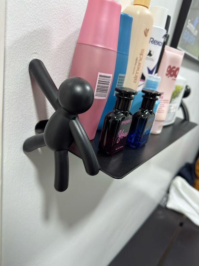 Estante negro con muñecos