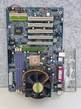 Placa base Gigabyte K7 Triton. CPU AMD Athlon 1.26