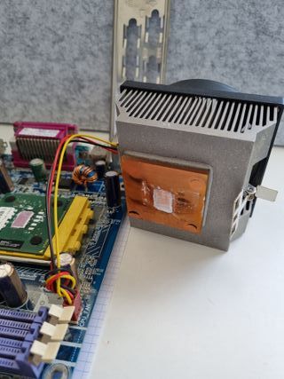 Placa base Gigabyte K7 Triton. CPU AMD Athlon 1.26
