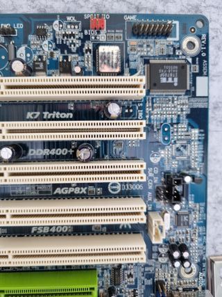 Placa base Gigabyte K7 Triton. CPU AMD Athlon 1.26