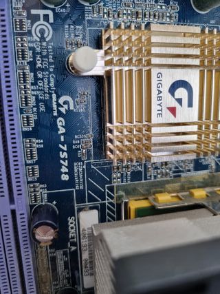 Placa base Gigabyte K7 Triton. CPU AMD Athlon 1.26