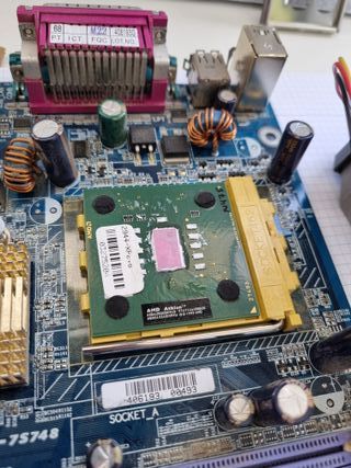 Placa base Gigabyte K7 Triton. CPU AMD Athlon 1.26
