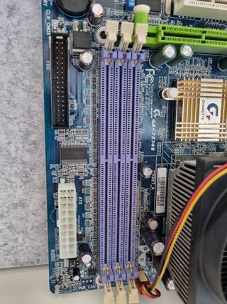 Placa base Gigabyte K7 Triton. CPU AMD Athlon 1.26
