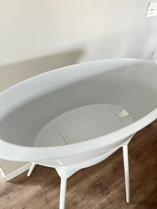 Bañera de bebes con patas altas y tapón de desagüe
