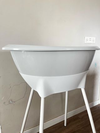 Bañera de bebes con patas altas y tapón de desagüe