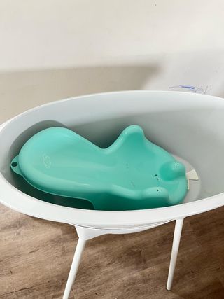 Bañera de bebes con patas altas y tapón de desagüe