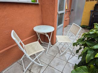 Mesa y sillas de jardin