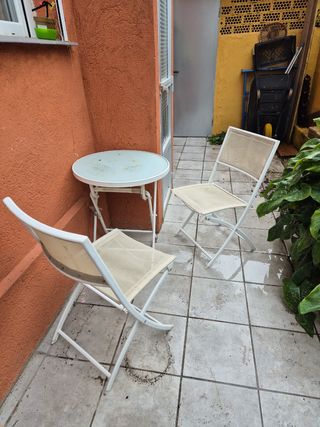 Mesa y sillas de jardin
