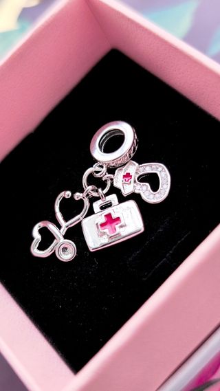 Charm Triple Enfermera / médica 
