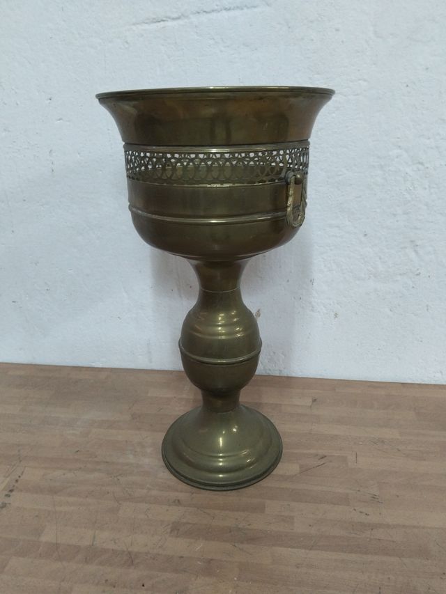 Macetero de bronce