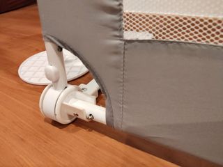 Barrera infantil plegable para cama