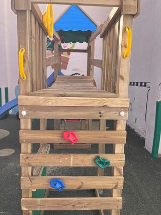 Parque infantil con puente. Montaje opcional.