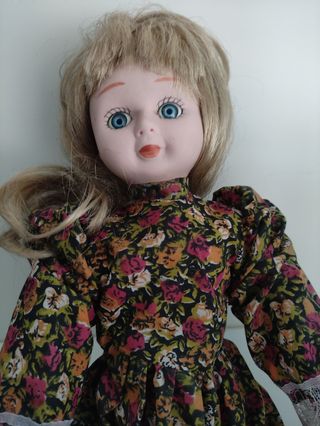 Antigua muñeca de porcelana y trapo
