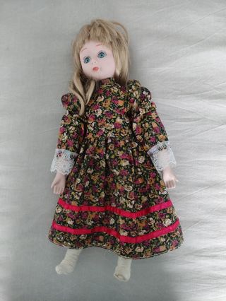 Antigua muñeca de porcelana y trapo