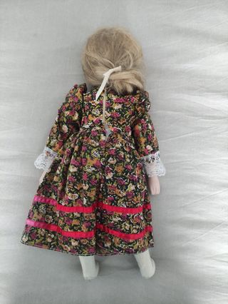 Antigua muñeca de porcelana y trapo