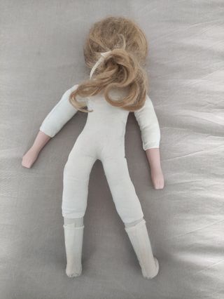 Antigua muñeca de porcelana y trapo
