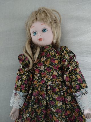 Antigua muñeca de porcelana y trapo