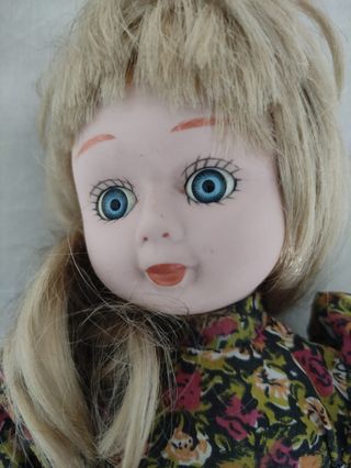 Antigua muñeca de porcelana y trapo